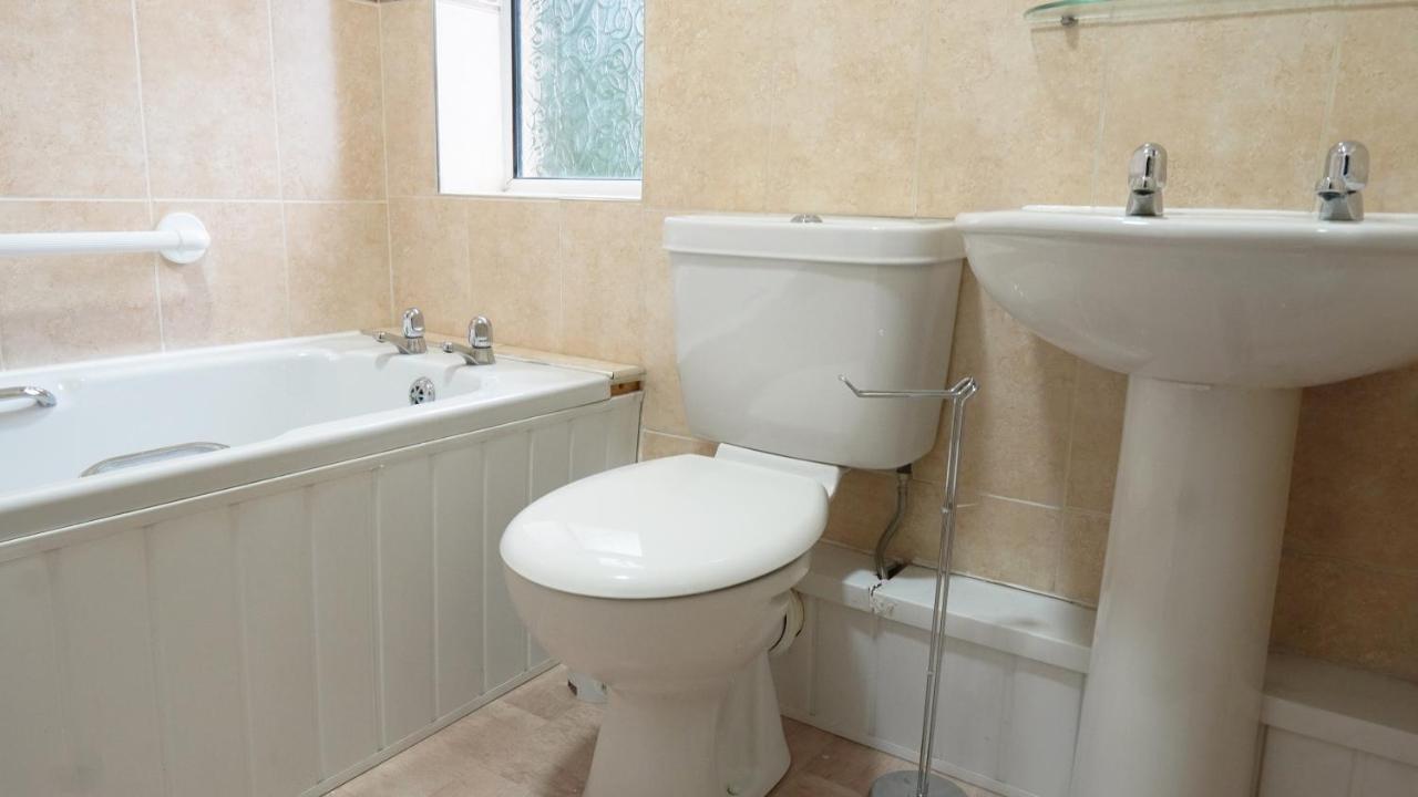 Portobello House - Four Bedroom House perfect for CONTRACTORS - Sleeps 6 - FREE parking Wolverhampton Esterno foto