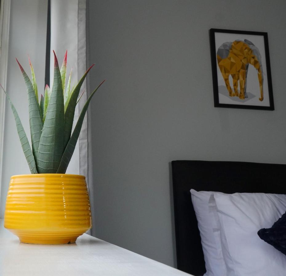 Portobello House - Four Bedroom House perfect for CONTRACTORS - Sleeps 6 - FREE parking Wolverhampton Esterno foto