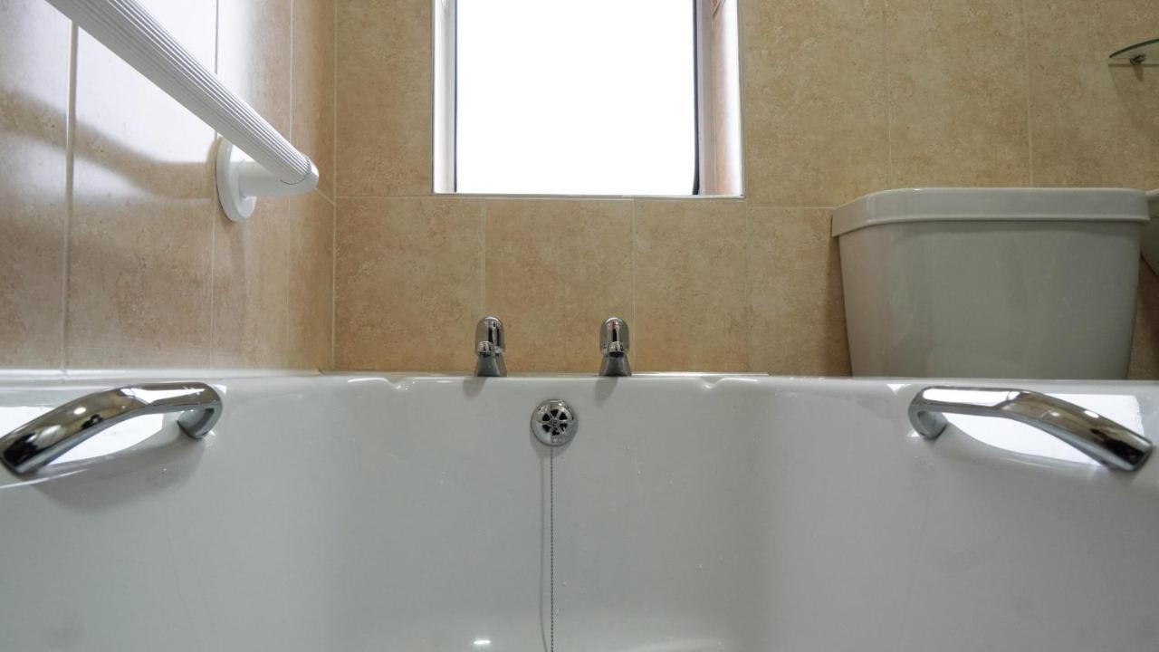 Portobello House - Four Bedroom House perfect for CONTRACTORS - Sleeps 6 - FREE parking Wolverhampton Esterno foto